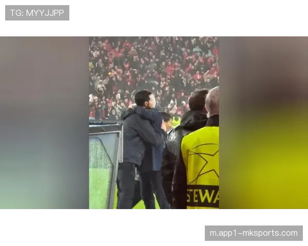 穆里尼奥赛后拥抱球童 狂人温情一面刷屏社交网络